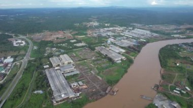 Bintulu, Malezya - 23 Kasım 2024: Kemena Nehri boyunca Jepak Endüstriyel Malikânesi Fabrikaları
