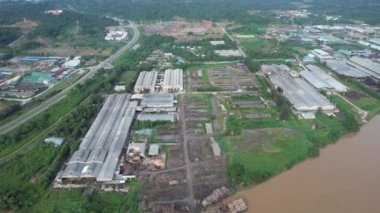 Bintulu, Malezya - 23 Kasım 2024: Kemena Nehri boyunca Jepak Endüstriyel Malikânesi Fabrikaları