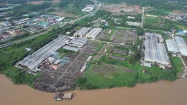 Bintulu, Malezya - 23 Kasım 2024: Kemena Nehri boyunca Jepak Endüstriyel Malikânesi Fabrikaları