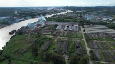 Bintulu, Malezya - 23 Kasım 2024: Kemena Nehri boyunca Jepak Endüstriyel Malikânesi Fabrikaları