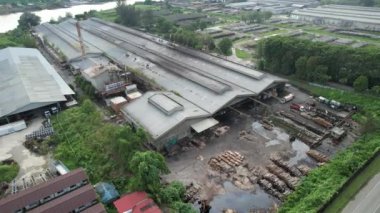 Bintulu, Malezya - 23 Kasım 2024: Kemena Nehri boyunca Jepak Endüstriyel Malikânesi Fabrikaları