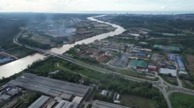 Bintulu, Malezya - 23 Kasım 2024: Kemena Nehri boyunca Jepak Endüstriyel Malikânesi Fabrikaları