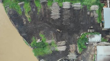 Bintulu, Malezya - 23 Kasım 2024: Kemena Nehri boyunca Jepak Endüstriyel Malikânesi Fabrikaları