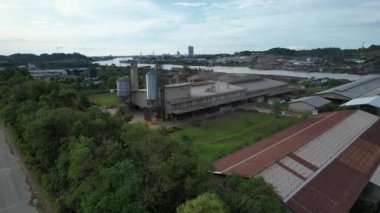 Bintulu, Malezya - 23 Kasım 2024: Kemena Nehri boyunca Jepak Endüstriyel Malikânesi Fabrikaları