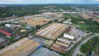 Bintulu, Malezya - 23 Kasım 2024: Kemena Nehri boyunca Jepak Endüstriyel Malikânesi Fabrikaları