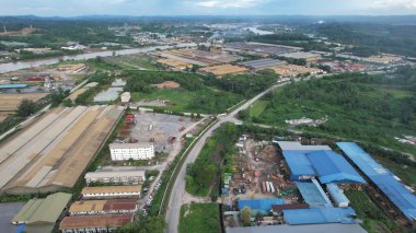 Bintulu, Malezya - 23 Kasım 2024: Kemena Nehri boyunca Jepak Endüstriyel Malikânesi Fabrikaları