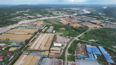 Bintulu, Malezya - 23 Kasım 2024: Kemena Nehri boyunca Jepak Endüstriyel Malikânesi Fabrikaları