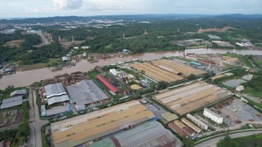 Bintulu, Malezya - 23 Kasım 2024: Kemena Nehri boyunca Jepak Endüstriyel Malikânesi Fabrikaları