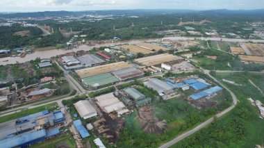 Bintulu, Malezya - 23 Kasım 2024: Kemena Nehri boyunca Jepak Endüstriyel Malikânesi Fabrikaları