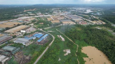 Bintulu, Malezya - 23 Kasım 2024: Kemena Nehri boyunca Jepak Endüstriyel Malikânesi Fabrikaları