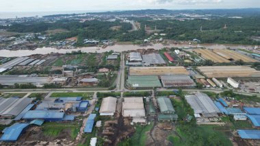 Bintulu, Malezya - 23 Kasım 2024: Kemena Nehri boyunca Jepak Endüstriyel Malikânesi Fabrikaları