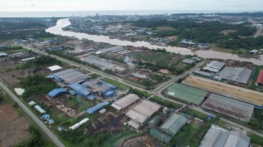 Bintulu, Malezya - 23 Kasım 2024: Kemena Nehri boyunca Jepak Endüstriyel Malikânesi Fabrikaları