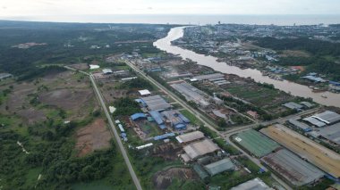 Bintulu, Malezya - 23 Kasım 2024: Kemena Nehri boyunca Jepak Endüstriyel Malikânesi Fabrikaları