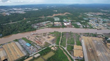 Bintulu, Malezya - 23 Kasım 2024: Kemena Nehri boyunca Jepak Endüstriyel Malikânesi Fabrikaları