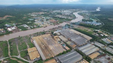 Bintulu, Malezya - 23 Kasım 2024: Kemena Nehri boyunca Jepak Endüstriyel Malikânesi Fabrikaları