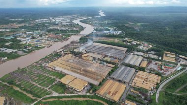 Bintulu, Malezya - 23 Kasım 2024: Kemena Nehri boyunca Jepak Endüstriyel Malikânesi Fabrikaları