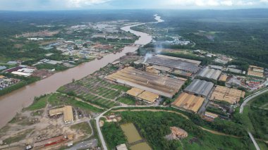 Bintulu, Malezya - 23 Kasım 2024: Kemena Nehri boyunca Jepak Endüstriyel Malikânesi Fabrikaları