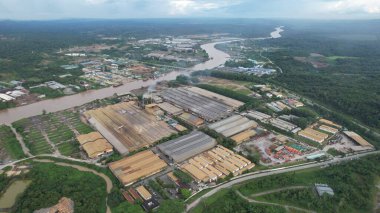 Bintulu, Malezya - 23 Kasım 2024: Kemena Nehri boyunca Jepak Endüstriyel Malikânesi Fabrikaları