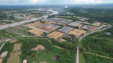 Bintulu, Malezya - 23 Kasım 2024: Kemena Nehri boyunca Jepak Endüstriyel Malikânesi Fabrikaları