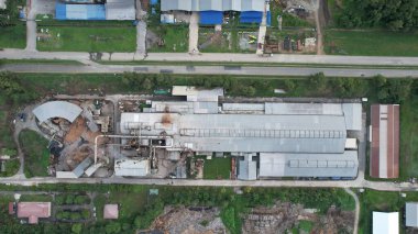 Bintulu, Malezya - 23 Kasım 2024: Kemena Nehri boyunca Jepak Endüstriyel Malikânesi Fabrikaları