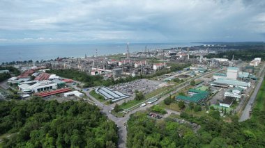 Bintulu, Malezya - 23 Kasım 2024: Bintulu Limanı, Petronas LNG ve Shell MDS