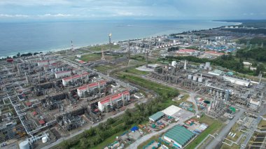 Bintulu, Malezya - 23 Kasım 2024: Bintulu Limanı, Petronas LNG ve Shell MDS