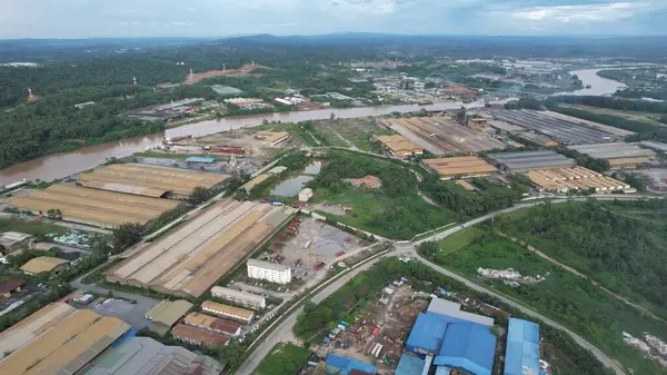 Bintulu, Malezya - 23 Kasım 2024: Kemena Nehri boyunca Jepak Endüstriyel Malikânesi Fabrikaları
