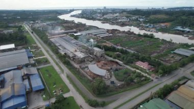 Bintulu, Malezya - 23 Kasım 2024: Kemena Nehri boyunca Jepak Endüstriyel Malikânesi Fabrikaları