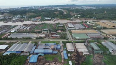 Bintulu, Malezya - 23 Kasım 2024: Kemena Nehri boyunca Jepak Endüstriyel Malikânesi Fabrikaları