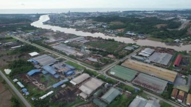 Bintulu, Malezya - 23 Kasım 2024: Kemena Nehri boyunca Jepak Endüstriyel Malikânesi Fabrikaları