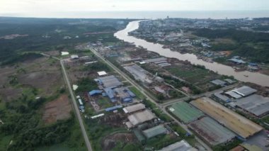 Bintulu, Malezya - 23 Kasım 2024: Kemena Nehri boyunca Jepak Endüstriyel Malikânesi Fabrikaları