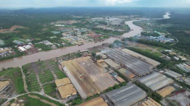 Bintulu, Malezya - 23 Kasım 2024: Kemena Nehri boyunca Jepak Endüstriyel Malikânesi Fabrikaları