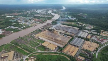 Bintulu, Malezya - 23 Kasım 2024: Kemena Nehri boyunca Jepak Endüstriyel Malikânesi Fabrikaları