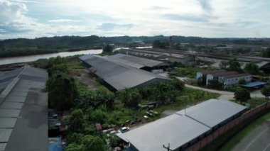 Bintulu, Malezya - 23 Kasım 2024: Kemena Nehri boyunca Jepak Endüstriyel Malikânesi Fabrikaları