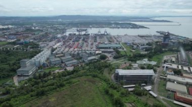 Bintulu, Malezya - 23 Kasım 2024: Bintulu Limanı, Petronas LNG ve Shell MDS