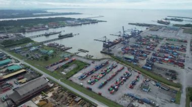 Bintulu, Malezya - 23 Kasım 2024: Bintulu Limanı, Petronas LNG ve Shell MDS