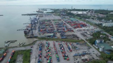 Bintulu, Malezya - 23 Kasım 2024: Bintulu Limanı, Petronas LNG ve Shell MDS