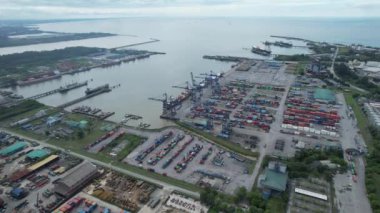 Bintulu, Malezya - 23 Kasım 2024: Bintulu Limanı, Petronas LNG ve Shell MDS