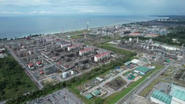 Bintulu, Malezya - 23 Kasım 2024: Bintulu Limanı, Petronas LNG ve Shell MDS