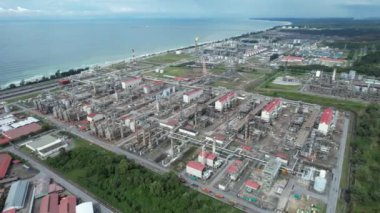 Bintulu, Malezya - 23 Kasım 2024: Bintulu Limanı, Petronas LNG ve Shell MDS