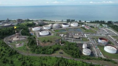 Bintulu, Malezya - 23 Kasım 2024: Bintulu Limanı, Petronas LNG ve Shell MDS