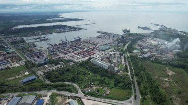 Bintulu, Malezya - 23 Kasım 2024: Bintulu Limanı, Petronas LNG ve Shell MDS