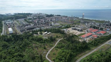 Bintulu, Malezya - 23 Kasım 2024: Bintulu Limanı, Petronas LNG ve Shell MDS