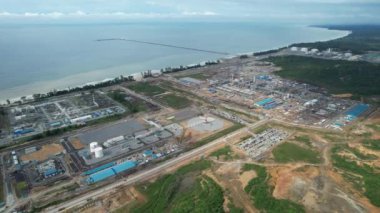 Bintulu, Malezya - 23 Kasım 2024: Bintulu Limanı, Petronas LNG ve Shell MDS