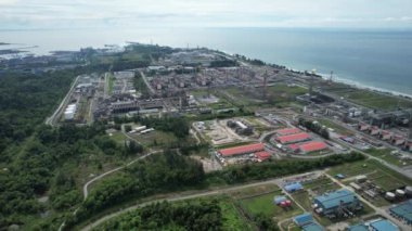 Bintulu, Malezya - 23 Kasım 2024: Bintulu Limanı, Petronas LNG ve Shell MDS