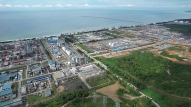 Bintulu, Malezya - 23 Kasım 2024: Bintulu Limanı, Petronas LNG ve Shell MDS