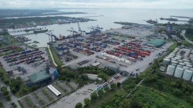 Bintulu, Malezya - 23 Kasım 2024: Bintulu Limanı, Petronas LNG ve Shell MDS
