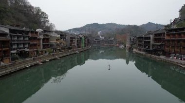 Fenghuang, Çin - 23 Aralık 2024 Anka Kasabası Hava Görüntüsü