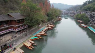 Fenghuang, Çin - 23 Aralık 2024 Anka Kasabası Hava Görüntüsü