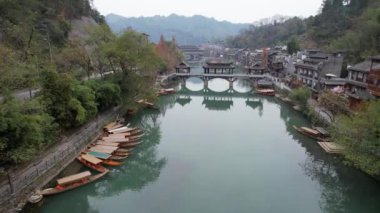 Fenghuang, Çin - 23 Aralık 2024 Anka Kasabası Hava Görüntüsü